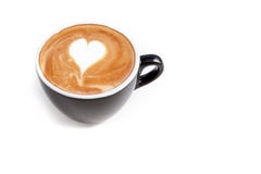 Tazza di caffè di arte del latte di forma del cuore su fondo bianco isolato immagini stock Tazza di caffè di arte del latte di forma del cuore su fondo bianco isolato immagini stock