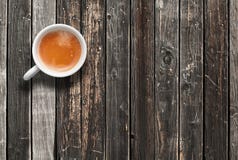 Tazza di caffè macchiato, vista superiore sulla tavola di legno scura immagine stock libera da diritti Tazza di caffè macchiato, vista superiore sulla tavola di legno scura immagine stock libera da diritti