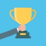 Tazza di conquista in sua mano Simbolo di successo, vincente, campionato Tazza dell'oro disponibila Trofeo Ciotola dorata vincito fotografie stock libere da diritti Tazza di conquista in sua mano Simbolo di successo, vincente, campionato Tazza dell'oro disponibila Trofeo Ciotola dorata vincito fotografie stock libere da diritti