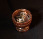 Tazza di legno delle monete Immagini Stock Tazza di legno delle monete Immagini Stock