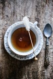 Tazza di tè con il bastone cristallizzato dello zucchero Fotografia Stock Libera da Diritti Tazza di tè con il bastone cristallizzato dello zucchero Fotografia Stock Libera da Diritti
