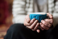 Tazza di tè in mani stanche della donna immagini stock libere da diritti Tazza di tè in mani stanche della donna immagini stock libere da diritti