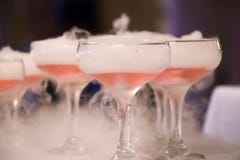 Tazza di vino e di ghiaccio immagine stock libera da diritti Tazza di vino e di ghiaccio immagine stock libera da diritti