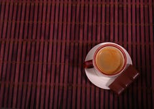 Tazza e cioccolato di caffè su struttura di legno della tavola Coffeebreak fotografia stock Tazza e cioccolato di caffè su struttura di legno della tavola Coffeebreak fotografia stock