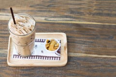 Tazza e fiocchi di mais del cioccolato del ghiaccio su legno Copi lo spazio fotografie stock libere da diritti Tazza e fiocchi di mais del cioccolato del ghiaccio su legno Copi lo spazio fotografie stock libere da diritti