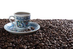Tazza su caffè sui chicchi di caffè immagini stock libere da diritti Tazza su caffè sui chicchi di caffè immagini stock libere da diritti