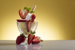Tazza variopinta della fragola, decorata con panna da montare immagine stock libera da diritti Tazza variopinta della fragola, decorata con panna da montare immagine stock libera da diritti