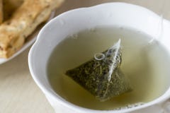 Tazza verde di miscela delle bustine di tè Fotografie Stock Libere da Diritti Tazza verde di miscela delle bustine di tè Fotografie Stock Libere da Diritti