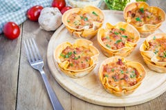 Tazze casalinghe delle lasagne al forno Fotografia Stock Tazze casalinghe delle lasagne al forno Fotografia Stock