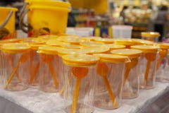 Tazze di plastica con di dosatore nella finestra del negozio immagine stock libera da diritti Tazze di plastica con di dosatore nella finestra del negozio immagine stock libera da diritti