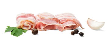 Tazze rotonde di bacon con le spezie su un fondo bianco immagini stock Tazze rotonde di bacon con le spezie su un fondo bianco immagini stock