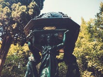 TBILISI, GEORGIA - 10 LUGLIO 2018: Bella scultura nel parco della città a Tbilisi, Georgia fotografie stock TBILISI, GEORGIA - 10 LUGLIO 2018: Bella scultura nel parco della città a Tbilisi, Georgia fotografie stock