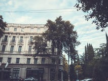 TBILISI GRUZJA, PAŹDZIERNIK, - 07, 2018: Rocznego wakacje ` Tbilisoba ` Hotelowy Marriot W Tbilisi, buduje fasadę przeciw niebu zdjęcia stock TBILISI GRUZJA, PAŹDZIERNIK, - 07, 2018: Rocznego wakacje ` Tbilisoba ` Hotelowy Marriot W Tbilisi, buduje fasadę przeciw niebu zdjęcia stock