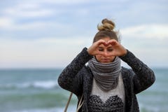 Te amo Env?ele mi coraz?n La muchacha hermosa muestra a manos la muestra del coraz?n Sentada rubia joven en las piedras con el ma fotos de archivo libres de regalías Te amo Env?ele mi coraz?n La muchacha hermosa muestra a manos la muestra del coraz?n Sentada rubia joven en las piedras con el ma fotos de archivo libres de regalías
