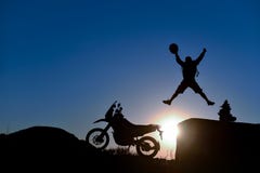 Te onderzoeken motorrijderavontuur, nieuwe plaatsen en excursielogboek royalty-vrije stock fotografie Te onderzoeken motorrijderavontuur, nieuwe plaatsen en excursielogboek royalty-vrije stock fotografie