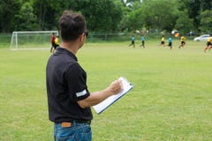Team Manager Coaching zijn Bemanning naast Voetbal of Voetbalgebied royalty-vrije stock foto's Team Manager Coaching zijn Bemanning naast Voetbal of Voetbalgebied royalty-vrije stock foto's