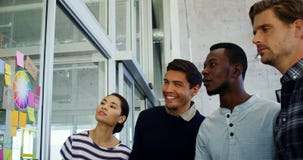 Team van stafmedewerkers die over kleverige nota's bespreken stock video Team van stafmedewerkers die over kleverige nota's bespreken stock video