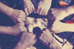 Team Work Concept: Groep Diverse Handen samen Dwarsverwerking van jongeren in de aard royalty-vrije stock afbeelding Team Work Concept: Groep Diverse Handen samen Dwarsverwerking van jongeren in de aard royalty-vrije stock afbeelding