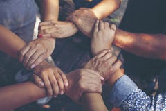 Team Work Concept: Gruppo di diverse mani insieme Proces trasversale fotografia stock libera da diritti Team Work Concept: Gruppo di diverse mani insieme Proces trasversale fotografia stock libera da diritti
