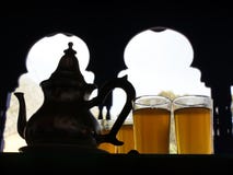 Teapot και glases του τσαγιού Σκιές της Αφρικής στοκ φωτογραφία με δικαίωμα ελεύθερης χρήσης Teapot και glases του τσαγιού Σκιές της Αφρικής στοκ φωτογραφία με δικαίωμα ελεύθερης χρήσης