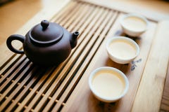 Teapot και φλυτζάνια με το κινεζικό τσάι στον πίνακα για την τελετή τσαγιού στοκ φωτογραφία με δικαίωμα ελεύθερης χρήσης Teapot και φλυτζάνια με το κινεζικό τσάι στον πίνακα για την τελετή τσαγιού στοκ φωτογραφία με δικαίωμα ελεύθερης χρήσης