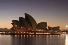Teatro da ópera de Sydney no nascer do sol. fotografia de stock royalty free Teatro da ópera de Sydney no nascer do sol. fotografia de stock royalty free