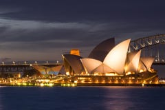 Teatro de la ópera de Sydney en la oscuridad Señal icónica y famosa de foto de archivo libre de regalías Teatro de la ópera de Sydney en la oscuridad Señal icónica y famosa de foto de archivo libre de regalías