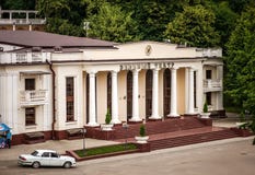 Teatro verde no jardim de Atazhukinskiy, Nalchik fotografia de stock Teatro verde no jardim de Atazhukinskiy, Nalchik fotografia de stock