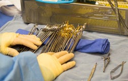 Technicien chirurgical préparant des instruments pour une opération photo libre de droits Technicien chirurgical préparant des instruments pour une opération photo libre de droits