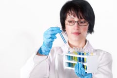 Technicien de laboratoire supportant le tube à essai image stock Technicien de laboratoire supportant le tube à essai image stock