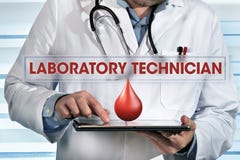 Technicien de laboratoire travaillant avec le comprimé dans des mains dans les WI de laboratoire photographie stock Technicien de laboratoire travaillant avec le comprimé dans des mains dans les WI de laboratoire photographie stock