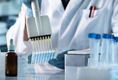 Technicien de recherches avec le multipipette dans le laboratoire génétique image libre de droits Technicien de recherches avec le multipipette dans le laboratoire génétique image libre de droits