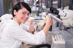 Un technicien dentaire travaillant à un moule dans un laboratoire images libres de droits Un technicien dentaire travaillant à un moule dans un laboratoire images libres de droits