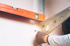 Technicien facendo uso dello strumento del righello della livella a bolla del clinometro per installare la r fotografia stock libera da diritti Technicien facendo uso dello strumento del righello della livella a bolla del clinometro per installare la r fotografia stock libera da diritti