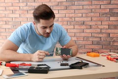Technicien r?parant le smartphone cass? ? la table photos stock Technicien r?parant le smartphone cass? ? la table photos stock