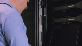 Techniker, der Laptop verwendet, um Server zu analysieren stock video Techniker, der Laptop verwendet, um Server zu analysieren stock video