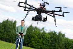 Techniker-Operating UAV Octocopter stockbild Techniker-Operating UAV Octocopter stockbild
