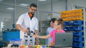 Technolgies di robotica di studio del professore di scienze della scuola con gli allievi astuti archivi video Technolgies di robotica di studio del professore di scienze della scuola con gli allievi astuti archivi video