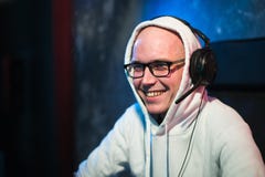 Technologia, hazard, rozrywka, pozwalał ` s sztukę i zaludnia pojęcie - szczęśliwy młody człowiek w eyeglasses z słuchawki bawić obrazy stock Technologia, hazard, rozrywka, pozwalał ` s sztukę i zaludnia pojęcie - szczęśliwy młody człowiek w eyeglasses z słuchawki bawić obrazy stock