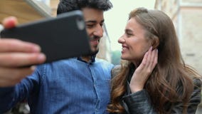 technologie Leute mit Telefon-Video Freien nennend stock video footage technologie Leute mit Telefon-Video Freien nennend stock video footage