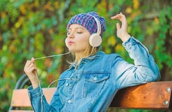 technologie moderne au lieu de la lecture D?tendez en parc fille de hippie avec le lecteur mp3 femme de hippie dans le casque Liv photos libres de droits technologie moderne au lieu de la lecture D?tendez en parc fille de hippie avec le lecteur mp3 femme de hippie dans le casque Liv photos libres de droits