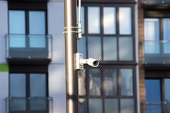 Technologies modernes dans la surveillance visuelle Vidéo surveillance extérieure avec le blanc d'émetteur de Wi-Fi, fixe sur un photos stock Technologies modernes dans la surveillance visuelle Vidéo surveillance extérieure avec le blanc d'émetteur de Wi-Fi, fixe sur un photos stock
