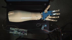 Technologies robotiques modernes en science La main androïde du ` s se déplace avec les doigts mécaniques dans le mode test La ma Technologies robotiques modernes en science La main androïde du ` s se déplace avec les doigts mécaniques dans le mode test La ma