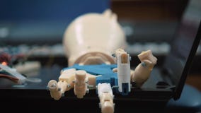 Technologies robotiques modernes en science La main androïde du ` s se déplace avec les doigts mécaniques dans le mode test La ma Technologies robotiques modernes en science La main androïde du ` s se déplace avec les doigts mécaniques dans le mode test La ma