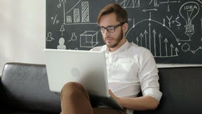 Technologii i stylu życia pojęcie - obsługuje działanie z laptopem 20s 4k w domu zbiory Technologii i stylu życia pojęcie - obsługuje działanie z laptopem 20s 4k w domu zbiory