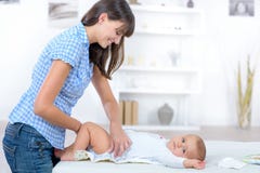 Tecido em mudança dos babys da jovem mulher foto de stock royalty free Tecido em mudança dos babys da jovem mulher foto de stock royalty free