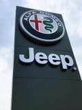 Tecken av ALFABETISKEN ROMEO Jeep royaltyfria foton Tecken av ALFABETISKEN ROMEO Jeep royaltyfria foton