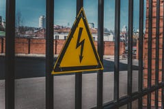 Tecken av fara av hög elektricitetsspänning royaltyfri foto Tecken av fara av hög elektricitetsspänning royaltyfri foto