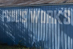 Tecken för offentliga arbeten på byggnad Arkivbild Tecken för offentliga arbeten på byggnad Arkivbild