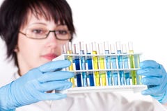 Tecnico di laboratorio che sostiene la provetta immagini stock Tecnico di laboratorio che sostiene la provetta immagini stock